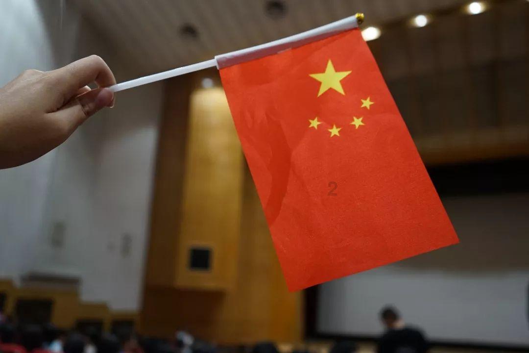 闪亮派对上的女孩